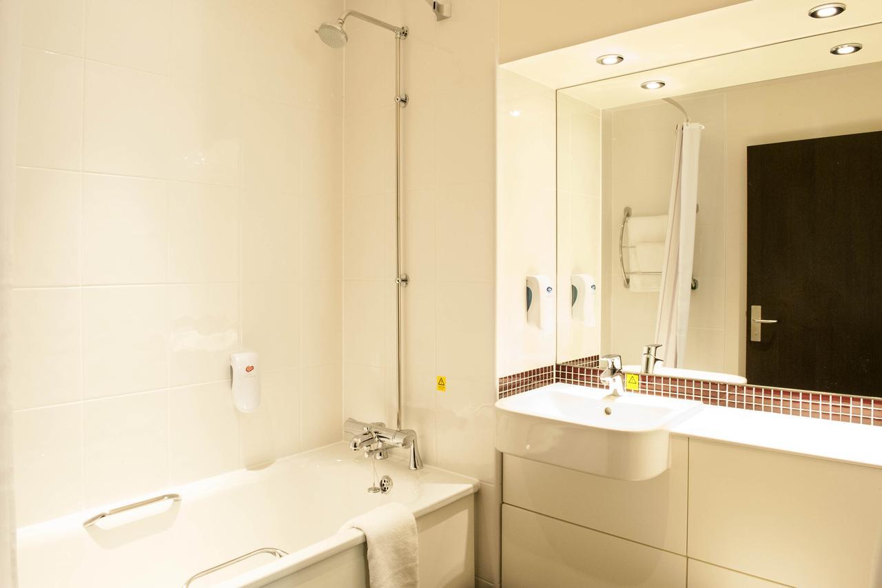 Premier Inn Glasgow Pacific Quay Номер фото